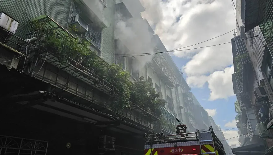影/新北三重民宅火警　狂冒白煙2住戶急逃脫困