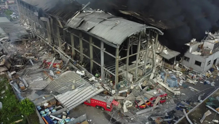 最新空拍/屏東工廠爆炸黑煙蓋天慘如廢墟　3消防車埋瓦礫堆