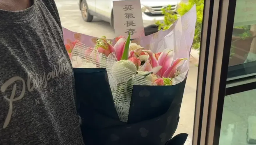 屏東高爾夫球具廠大爆炸/屏東大火重創屏二分隊　民眾送「英氣長存」花束哀悼
