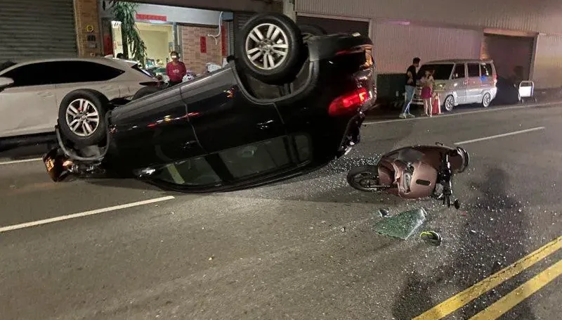 影/台中疲勞駕駛釀禍連撞4車　休旅車翻肚朝天橫躺馬路