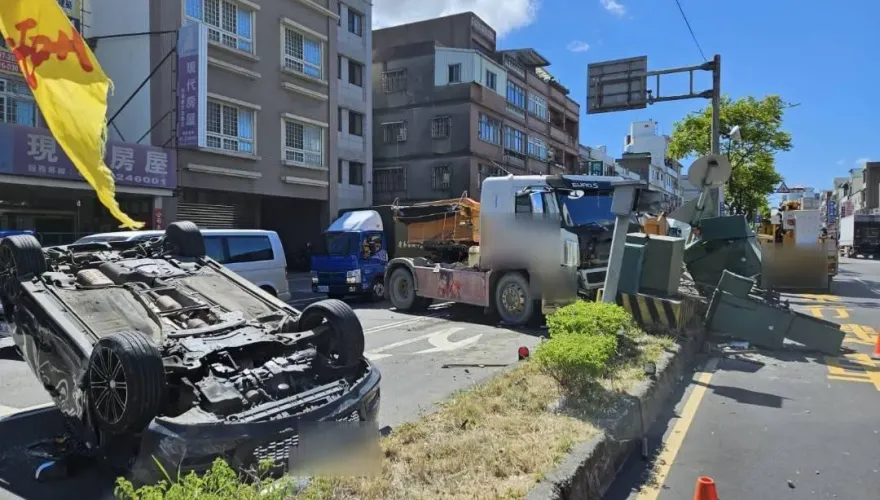 桃園轎車鬼切超車遭撞翻　聯結車失控撞毀分隔島電箱