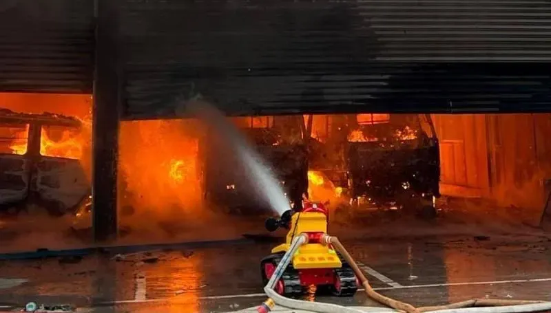 屏東明揚廠大火死傷慘重　新北消防備7救災機器人馳援