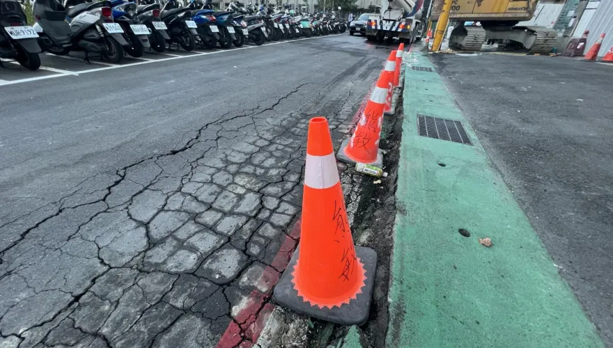 爆料找中天/信義景勤1號公園藏天坑危機！重車壓碎路面驚現「波浪形」震動