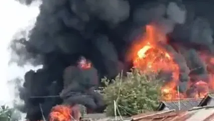 影/西非貝南非法燃料庫發生爆炸　烈焰衝天至少34人喪生