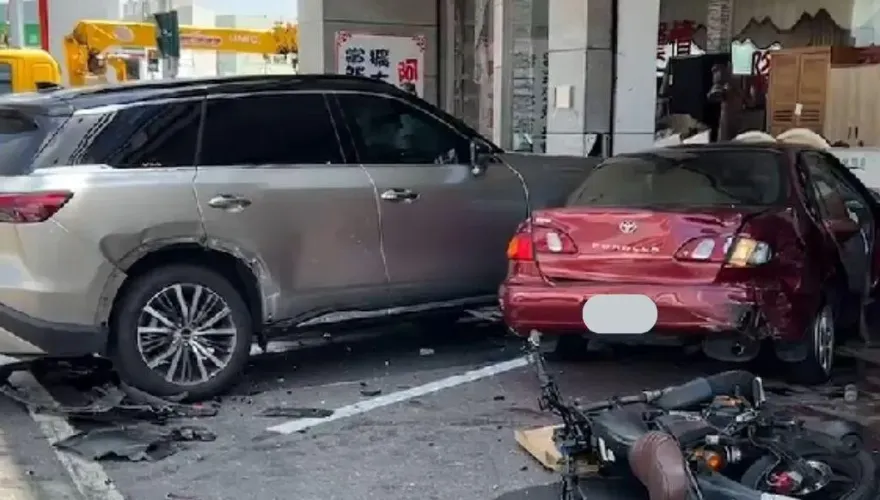快訊/台南永康「6汽車2機車追撞」！小客車衝進騎樓　6人受傷緊急送醫