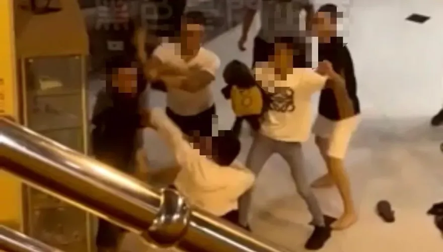 影/眼神確認過就開扁！嘉義KTV爆圍毆　他遭槍托狠K頭破血流倒地