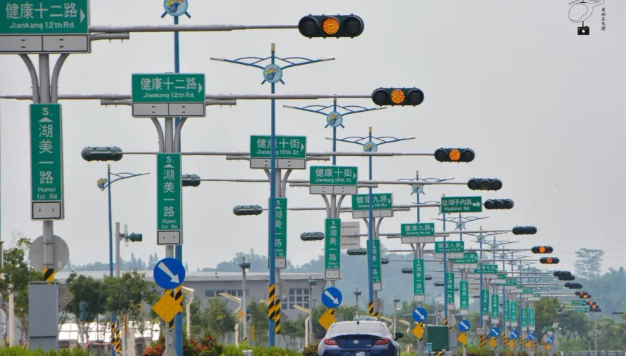 一排「健康到底」！嘉義路牌奇景　網笑：千萬不能亮黃燈