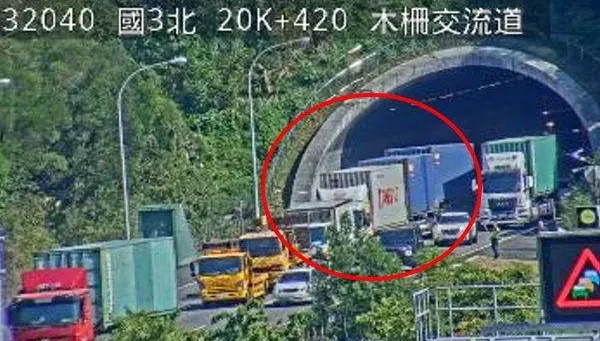 快訊／上班族哀號!　國3木柵交流道3大貨車追撞 紫爆回堵5公里