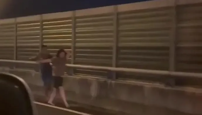 影/誇張！台74夫妻車內爆衝突　丈夫扯髮狂毆妻子後丟包閃人