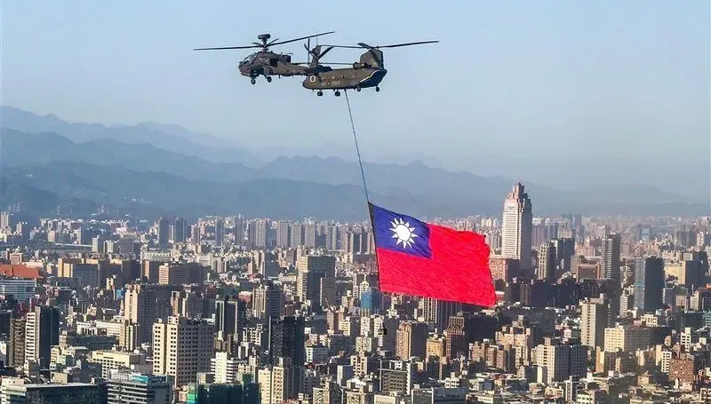國慶半兵力預演　直升機懸巨幅國旗通過總統府上空
