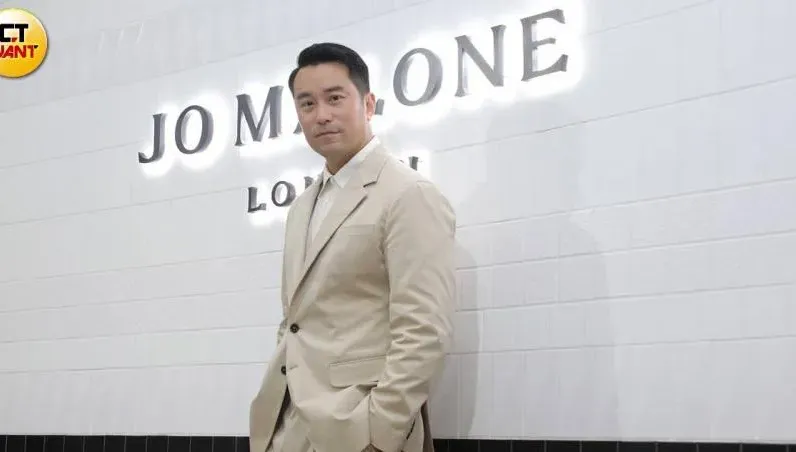 回歸暖心奶爸行列！張孝全帥氣現身托兒所…休閒裝扮接兒子下課