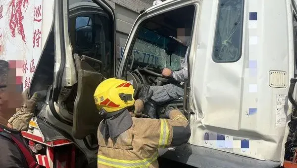台南麻豆2大貨車追撞　後方車頭變形、駕駛受困送醫