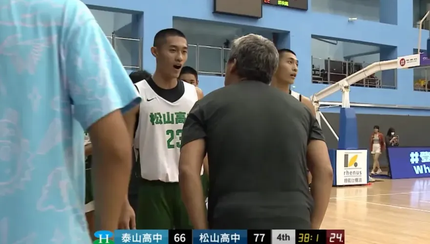 不爽遭換下場！松山球員「開嘲諷」讓黃萬隆怒摔筆　大聲頂撞：我弟做錯不是我