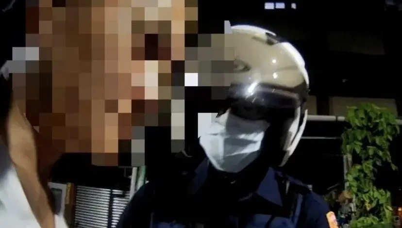 影/恍惚男路中間雙黃線漫步！通緝犯報假身分被抓包　糗喊「不演了」