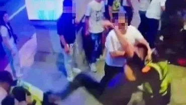 影/89猴群襲警片！竹市KTV爆10多人群毆　警處理慘被重踹＋擒抱