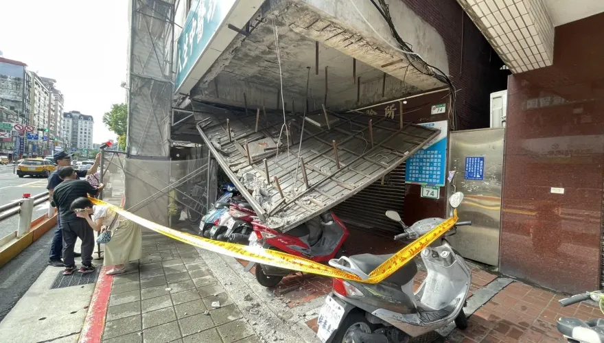 快訊/嚇死人！北市騎樓天花板垮掉　整排機車遭重壓