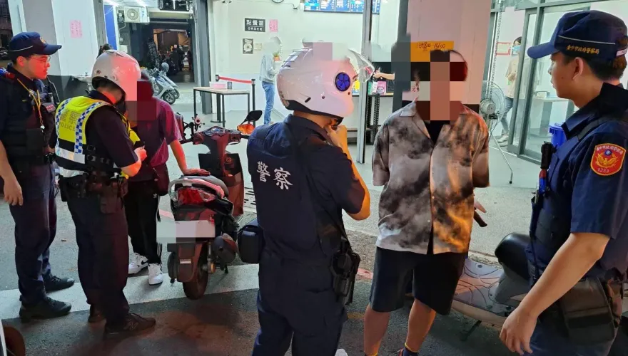 影/外籍生喝開了！騎車違規跨線聊天　雙雙酒駕進警局