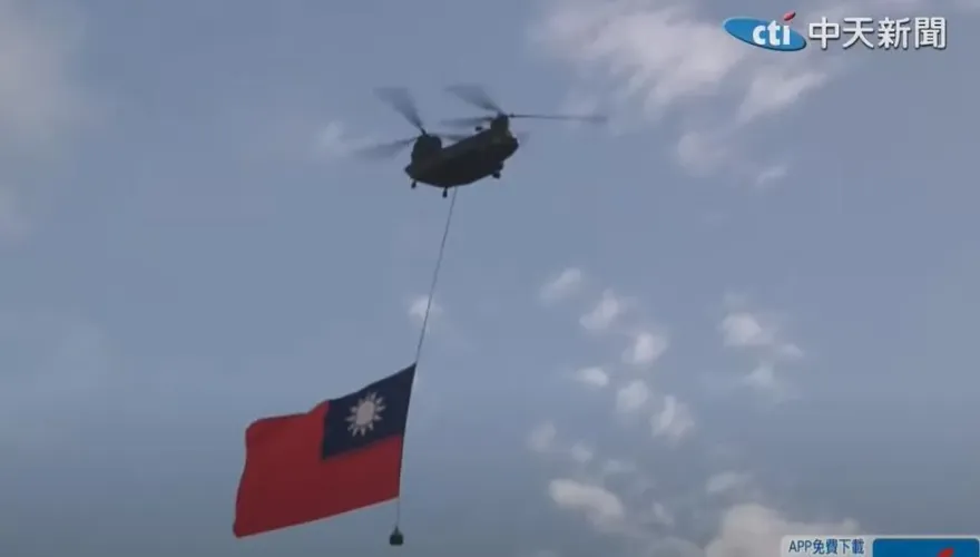 國慶全兵力預演　直升機懸巨幅國旗通過總統府上空