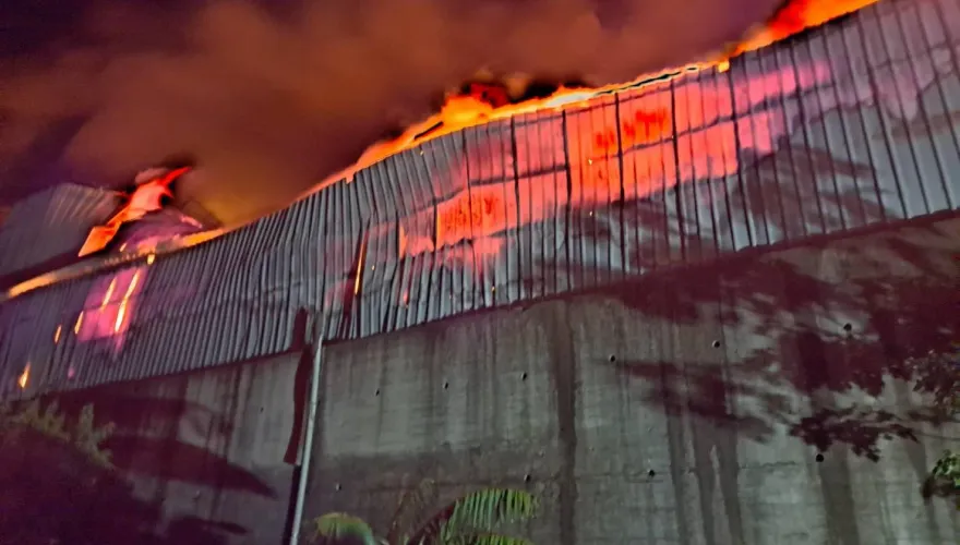八里回收場深夜大火！內存800升柴油爆炸聲嚇人　機器人進場滅火