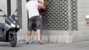 影/路上巧遇情敵！妒男持安全帽爆打對方　不提告仍送法辦