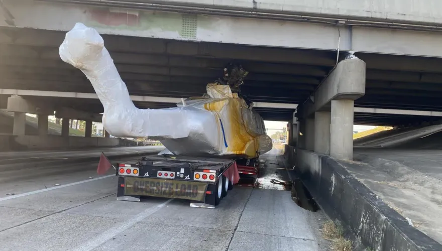 涼去啊！卡車運送3千萬直升機竟卡高架橋下　為脫困只能剪斷螺旋漿