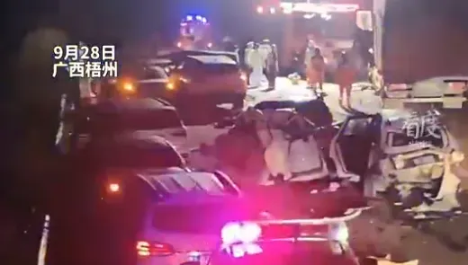 影/廣西高速公路驚傳多車追撞　汽車遭「撞爛成廢鐵」致5死15傷