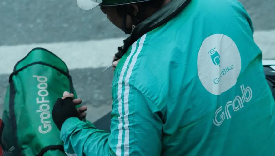 影/使命必達！印尼外送員搭飛機幫買餐點　空服員傻眼再三確認登機證