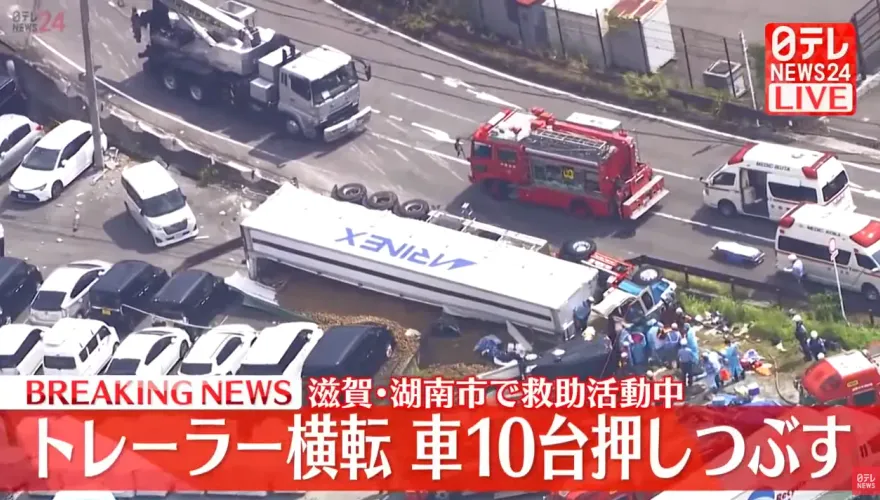 影/貨櫃車過彎翻覆波及路旁停車場10輛小客車　駕駛重傷失去意識
