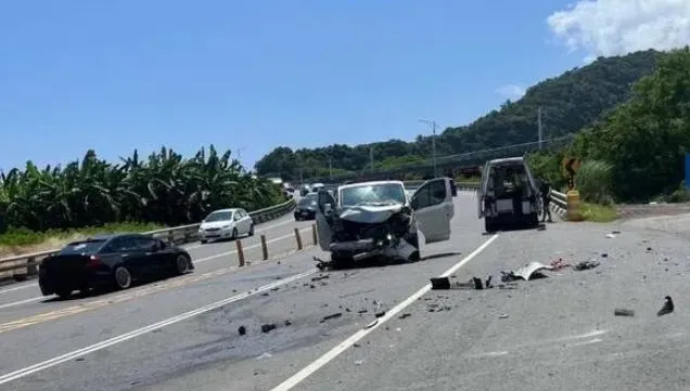 台東太麻里香蘭路段嚴重車禍釀3傷！廂型車跟轎車對撞「車頭全毀變形」1命危