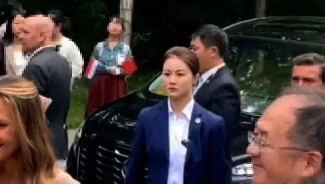 敘利亞第一夫人訪北京　美女保鑣「犀利眼神」霸氣Hold全場引熱議
