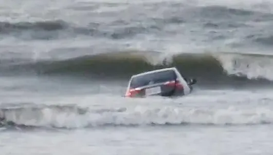 影/慘跟海龍王「車聚」！苗栗天兵竟揪團衝沙灘飆車　漲潮後數十萬沒了