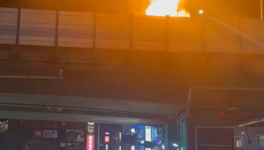 快訊/北市新生高架火燒車　箱型車陷火海警消趕赴灌救