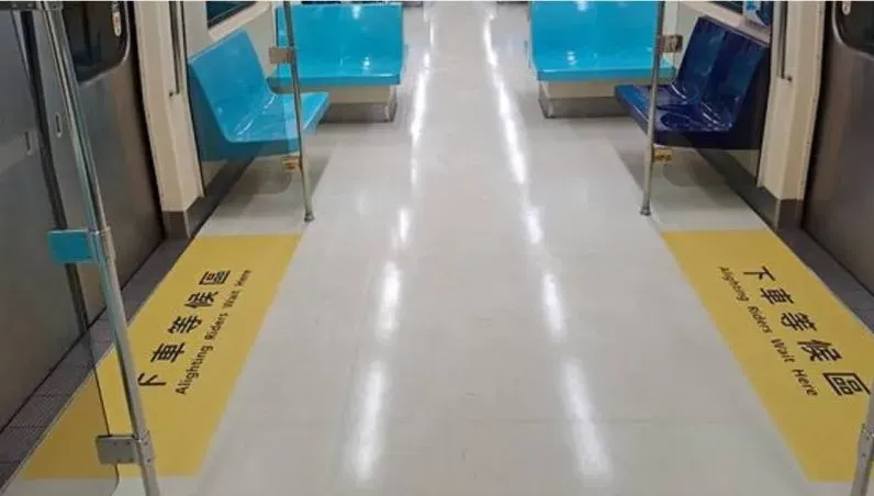 軍人狂腹瀉被點名讓位...臉色蒼白「差點死在車上」　大媽「這舉動」眾人傻眼