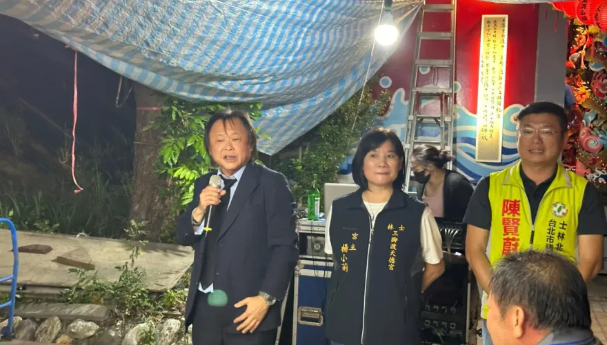 今年最強的「恰吉愛你」中秋節圖卡！ 王世堅超狂藏頭詩網笑噴