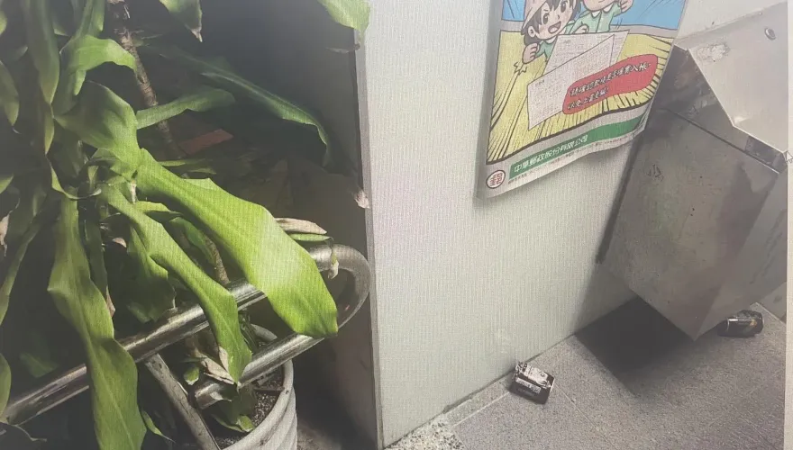影/北投男2度怒砸郵局提款機　囂張畫面曝光