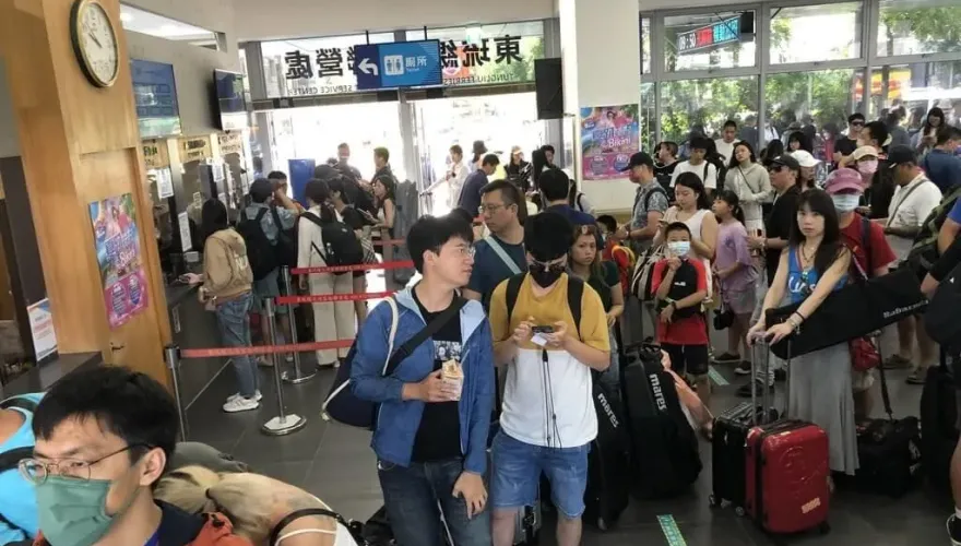 中秋連假首日近萬人湧入小琉球！船隻、機車預定通通客滿