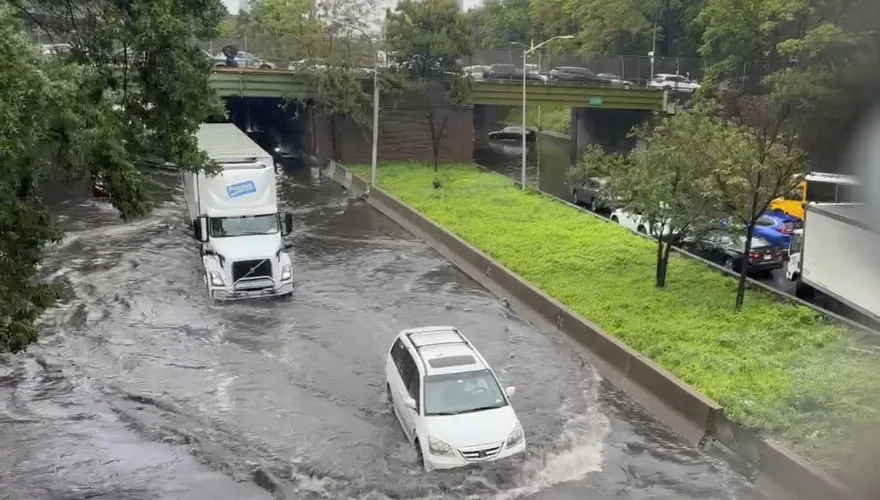 影/紐約暴雨大水灌進地鐵站、街道淹成湖泊　全市進入緊急狀態