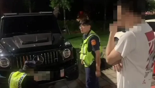 影/中秋執法不打烊！台中警查獲千萬賓士6違規　送7萬罰單大禮包