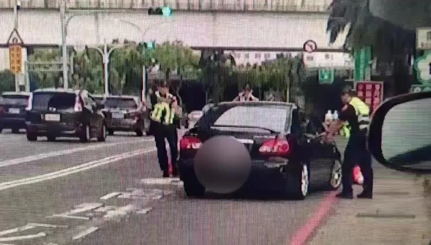 影／毒鴛鴦拒配合匝道管制撞警竄逃　警開4槍制止最後龍潭落網