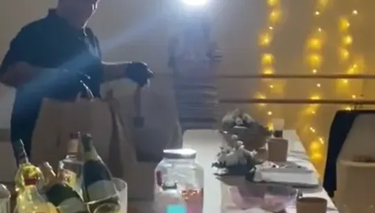 影/奇葩新人婚宴菜色竟是麥當勞外送　賓客全傻眼