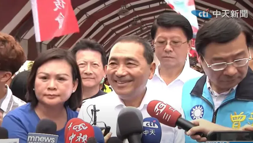 影/和柯文哲同框握手…支持者嗨喊「合吧」！ 侯友宜笑回一句話