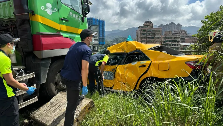 影/基隆千祥橋頭驚悚車禍！小黃遭貨櫃車撞成廢鐵險墜河　駕駛脫困後送醫