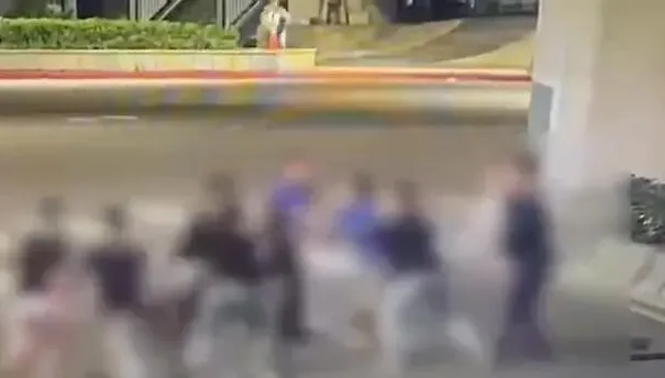 影/台北街頭砍殺！不滿酒店女友被調戲　他撂20惡煞刀堵4男