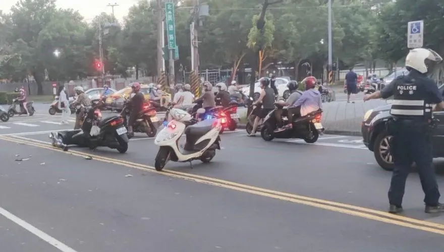 影/無照男停紅燈遭撞暴怒　拿安全帽砸車狂K小黃運將