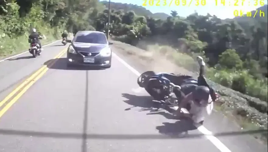 快訊/中秋連假超狂車禍！山道猴北宜超車慘摔　連人帶車滾到山坡下