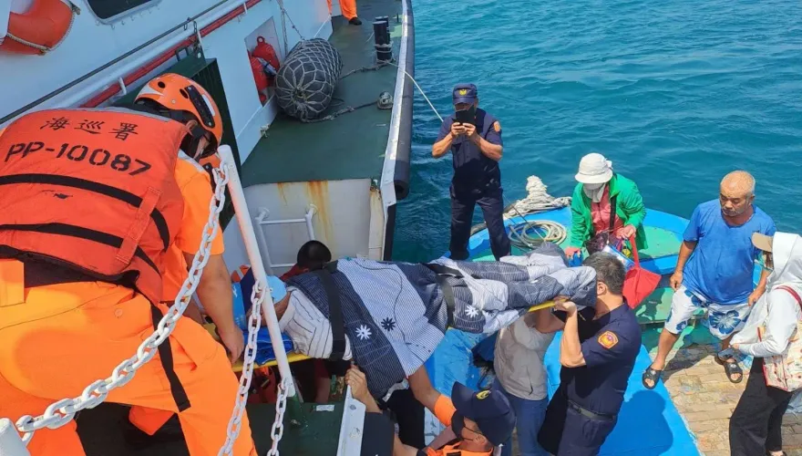 影/巡防艇海上接駁救援片！澎湖8旬翁疑心肌梗塞　海巡與民船合作急送馬公就醫