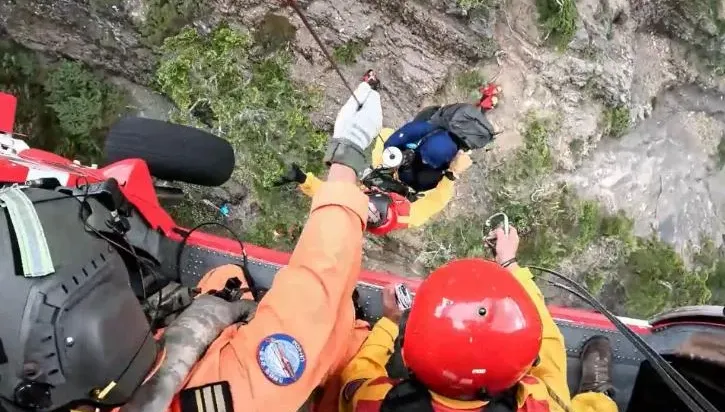 港男獨爬「雪霸聖稜線素密達山」腳扭傷　空勤直升機吊掛救援