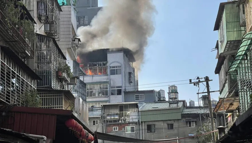 影/三重頂樓加蓋大火竄濃煙　國中生「關房門、窗邊呼叫」保命