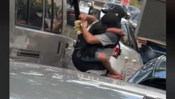 爸抱「熟睡女童」穿梭車陣賣玉蘭花　驚險過程網心疼