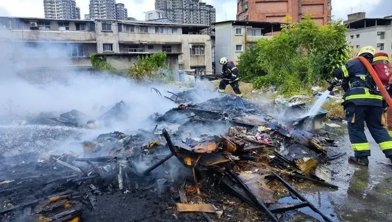 新店民宅頂樓起火竄煙！警消到場「原來是燒垃圾」　最高罰500萬